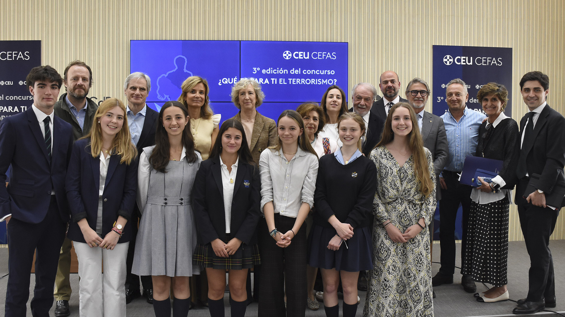 1 2 • Segundo premio en el concurso “¿Qué es para ti el terrorismo?”