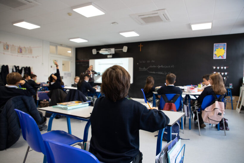 Alumnos atendiendo en el aula a las explicaciones de su profesora