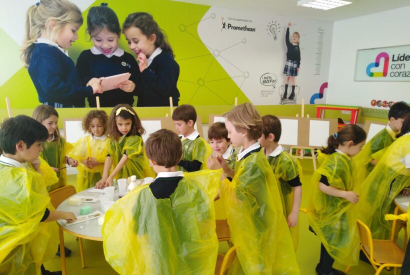 Alumnos de Primaria realizan un taller propio del Grado de Arquitectura de la USP CEU
