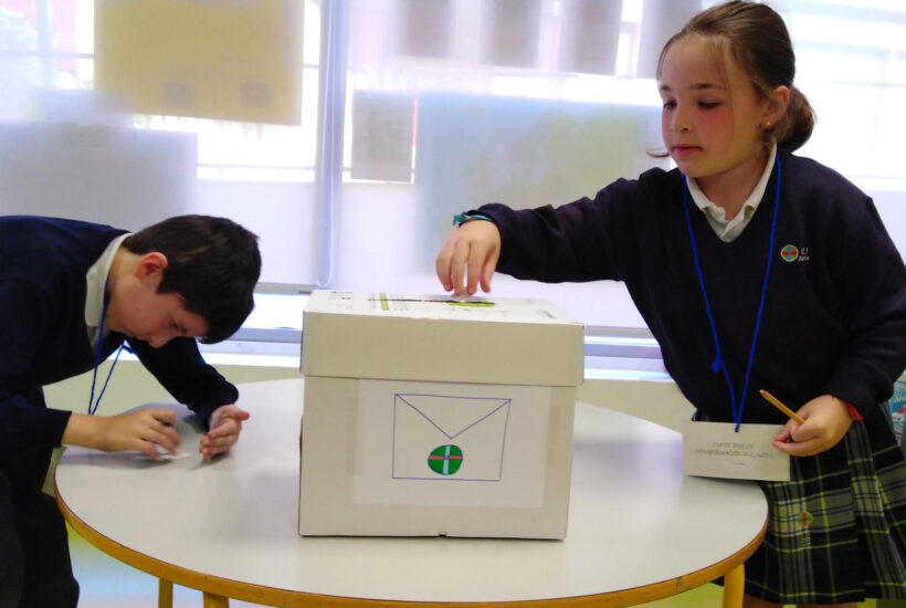 2º de Primaria aprende el sistema de gobierno celebrando sus propias elecciones