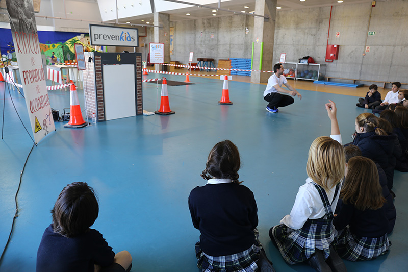 Los alumnos de Primaria aprenden divirtiéndose a actuar en situaciones de emergencia