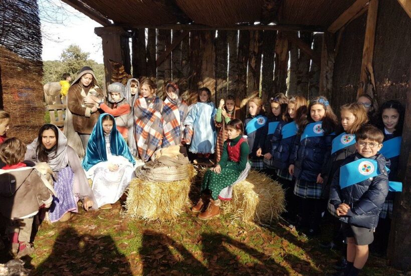 El Coro del Colegio canta villancicos ante el Belén viviente del Ayuntamiento de Boadilla del Monte