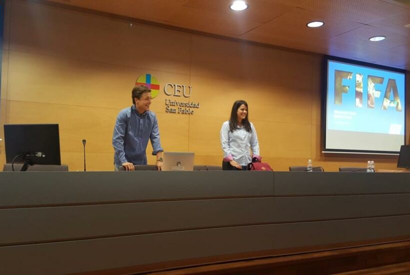 Asistimos a la conferencia "El papel de la FIFA en la sociedad actual" impartida por una alumni