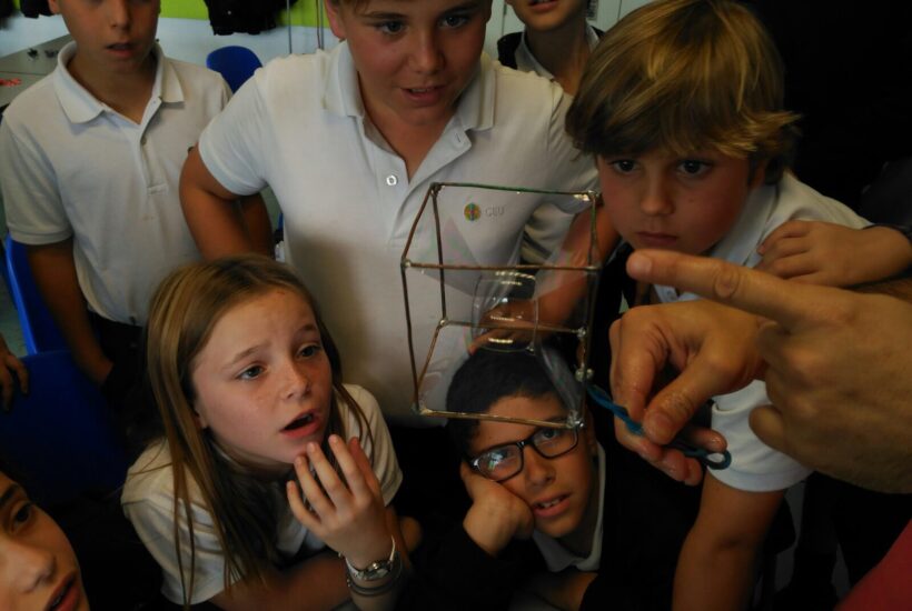 Experimentando con las leyes físicas, en cuarto de primaria