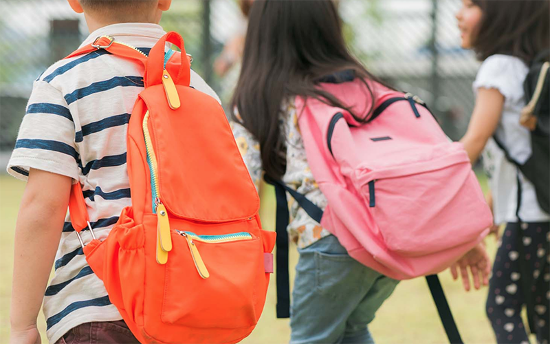 Un estudio del CEU advierte que el 80,4% de los niños excede el peso recomendado de su mochila
