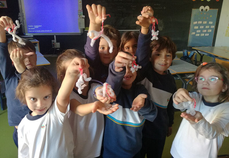 ¡Los alumnos de Primaria crean sus propios copos de nieve!